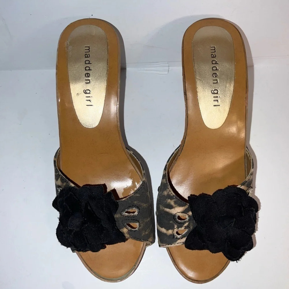 Madden Girl, Kizzez, 8, open toe 3.75”clog , stud animal print, 3D black flower